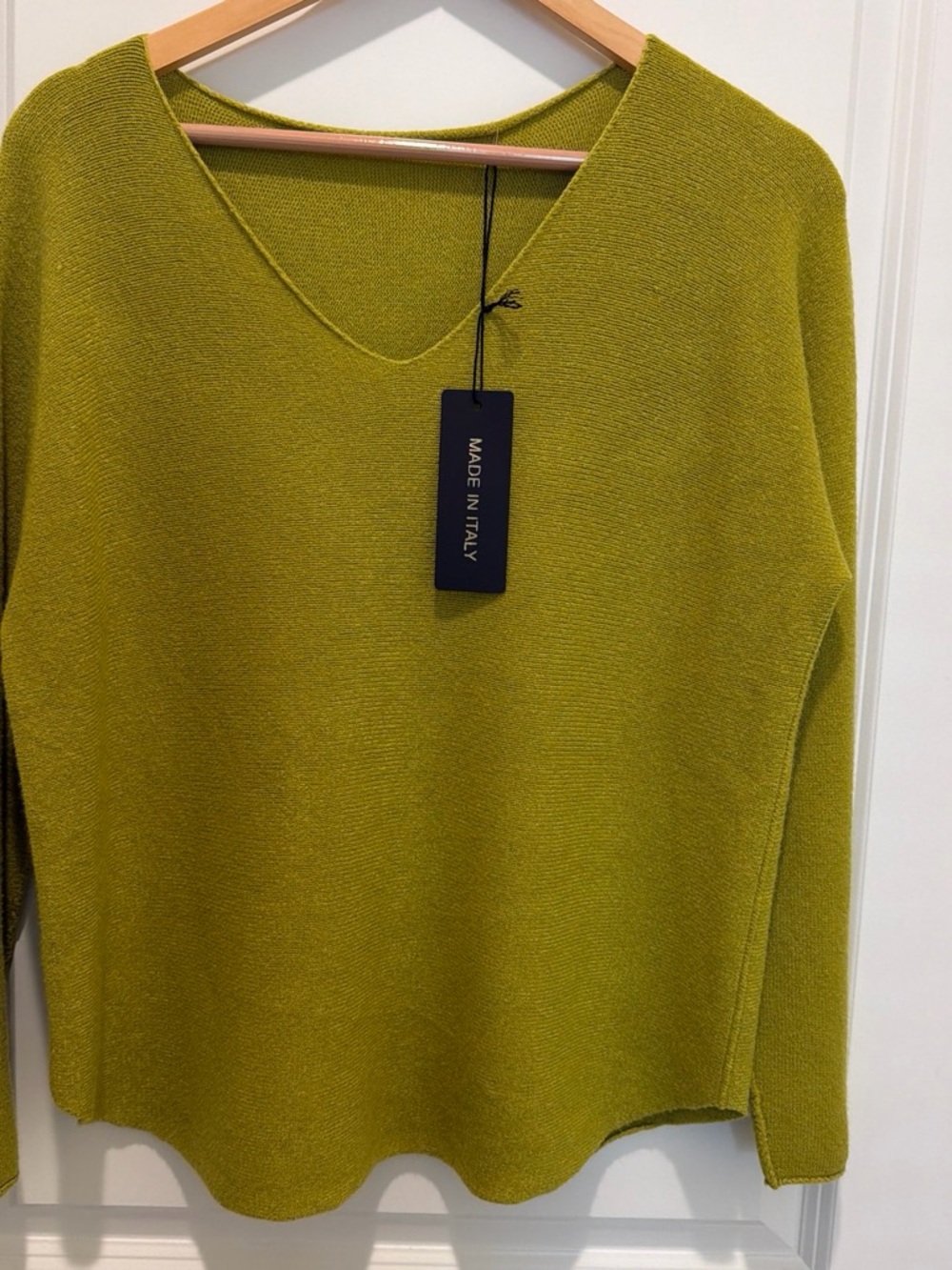 IT051 🇮🇹 Made in Italy V-Neck Lightweight Sweater – One Size NWT